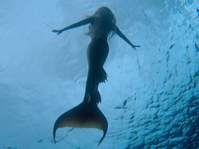 Nuoto con la coda da sirena