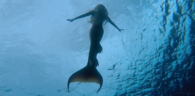 Nuoto con la coda da sirena